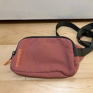 Lululemon Everywhere Belt Bag Mini (brier rose)